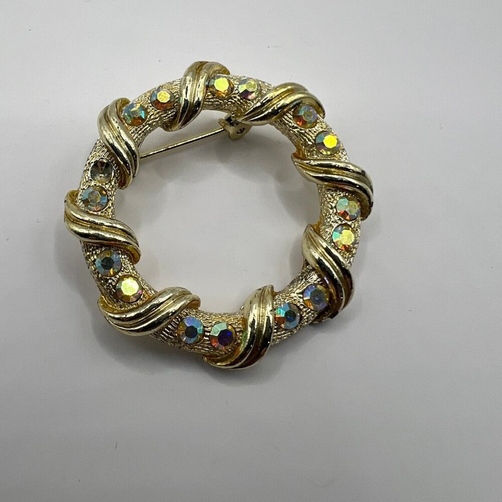 Vintage AB Wreath Brooch Aurora Borealis Round Holiday Gold Tone Pin Flaw‎